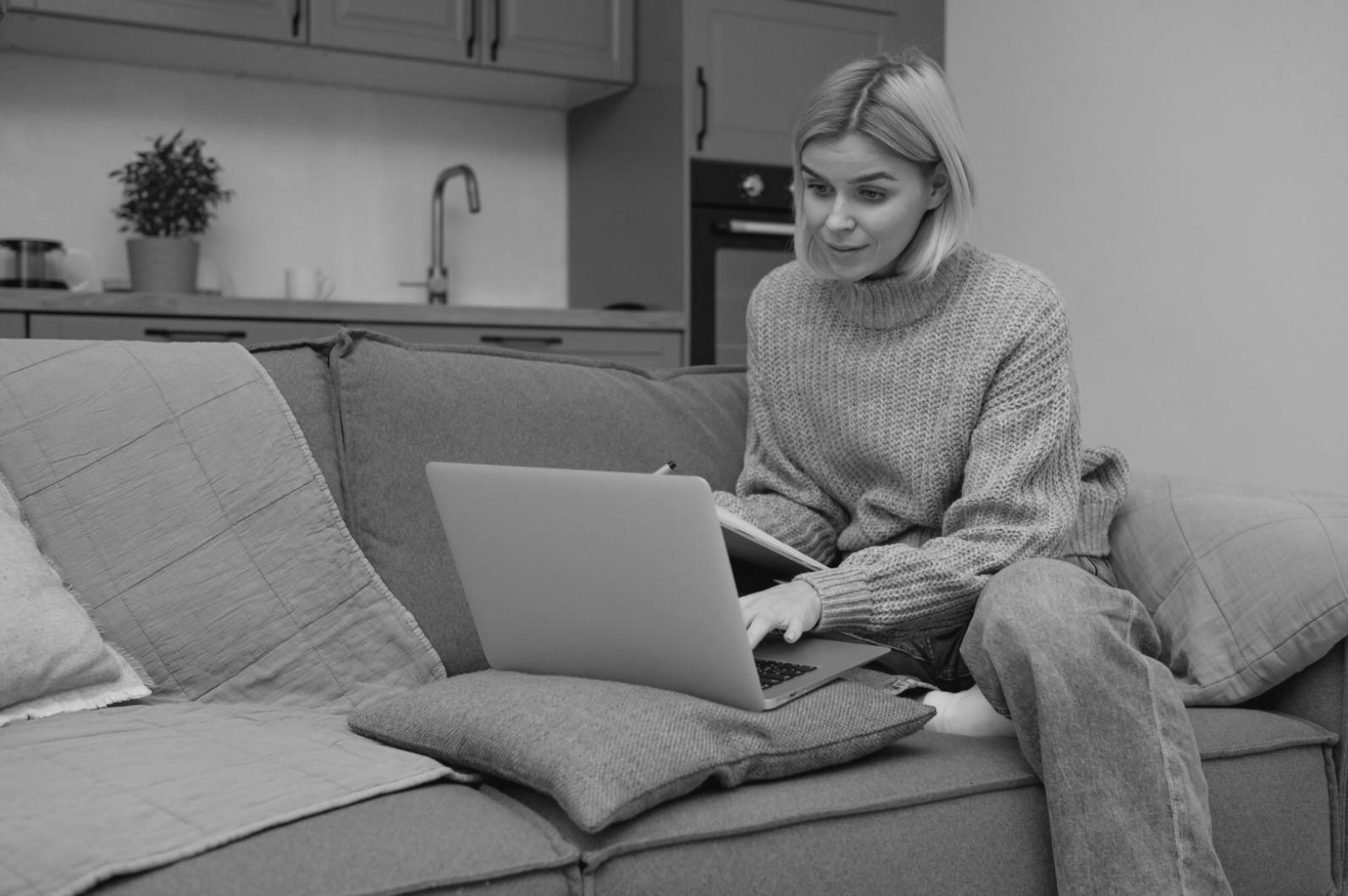 Ambiente di apprendimento tecnologico con workstation moderne